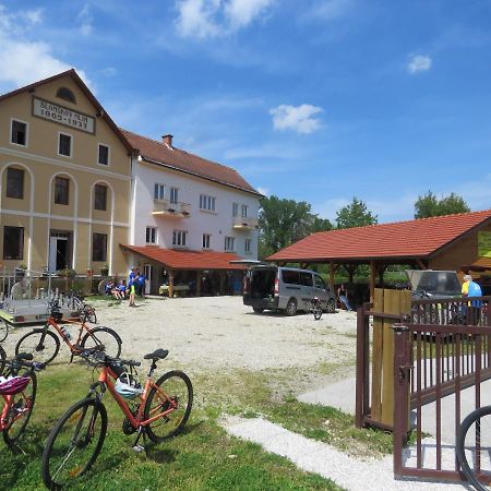 Mill House Apartment And Camping ليوتومير المظهر الخارجي الصورة