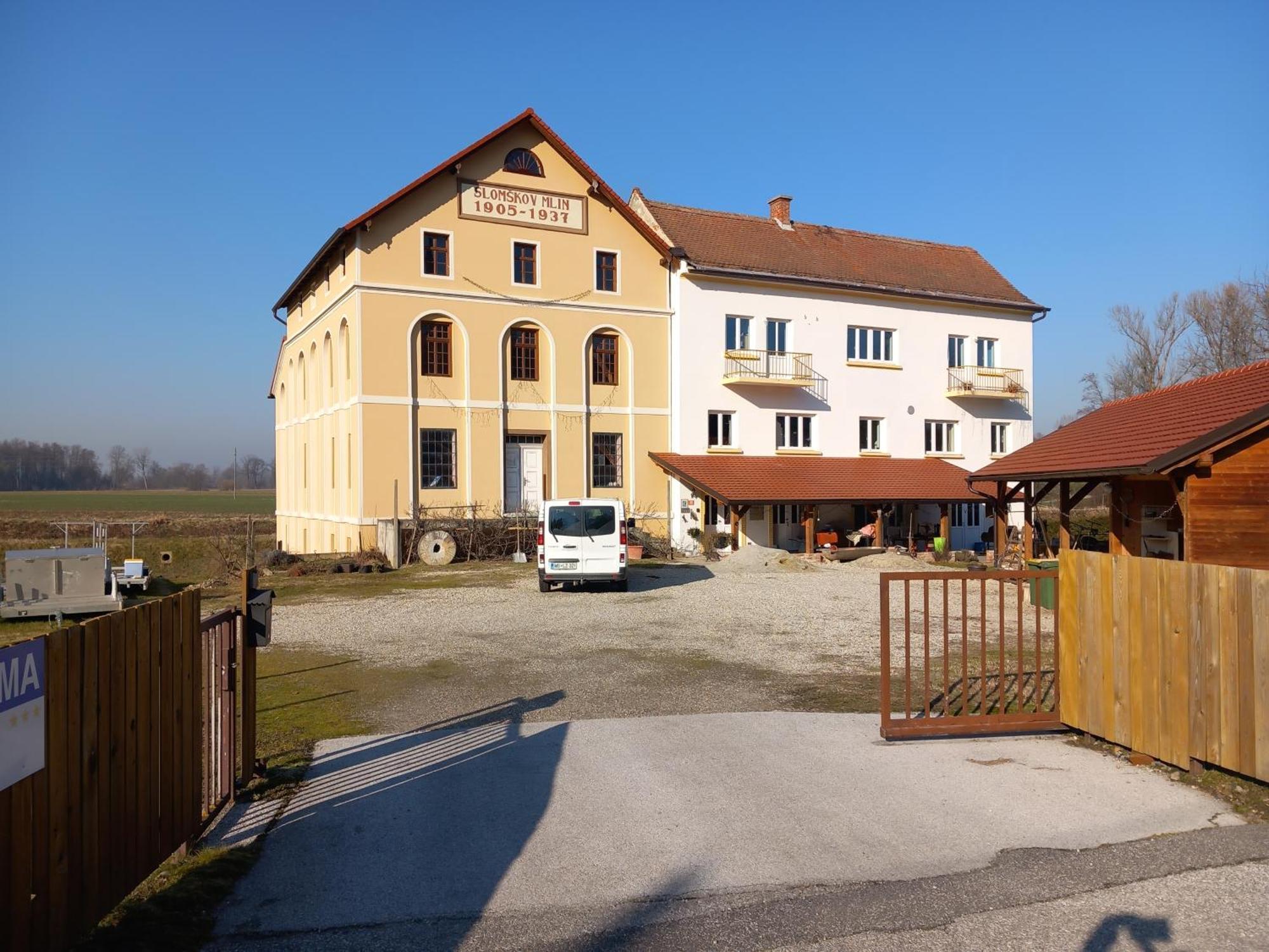 Mill House Apartment And Camping ليوتومير المظهر الخارجي الصورة
